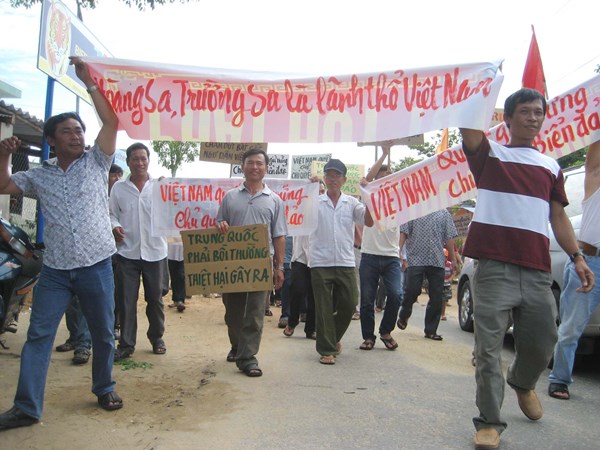 Ngư dân Thăng Bình, Quảng Nam diễu hành mang theo biểu ngữ phản đối Trung Quốc. Ảnh: Tiền Phong