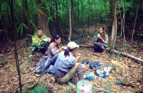 Bữa trưa đạm bạc của các thành viên trong đoàn ở ngay tại nơi làm việc.