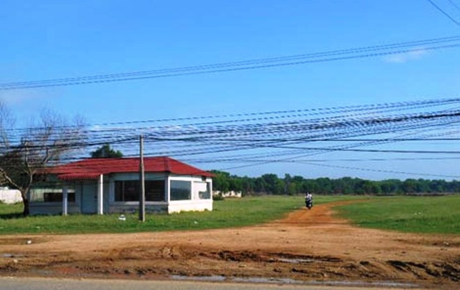 Trường gà của Ph. đã dẹp bỏ, chỉ còn bãi đất và văn phòng.