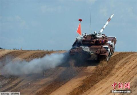 Xe tăng T-72B của Mông Cổ phải chạy hết tốc độ mới có thể vượt qua được con dốc trong hình.