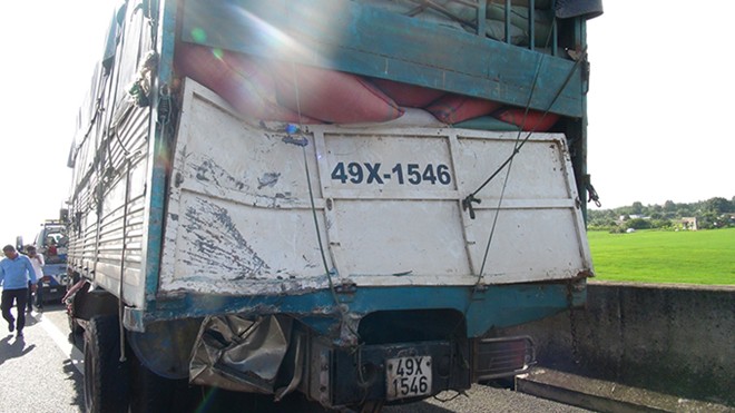 Xe tải chở hàng bị móp nặng phần đuôi xe. 