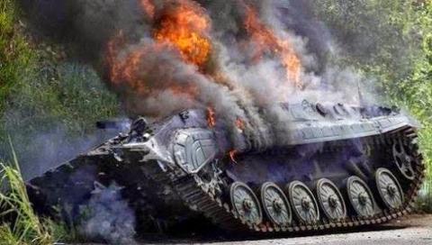 Một xe tăng Ukraine bị bắn cháy ở khu vực Donetsk