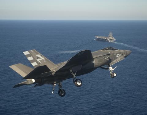 Chiếc F-35C đang thực hiện vòng lượn để chuẩn bị hạ cánh