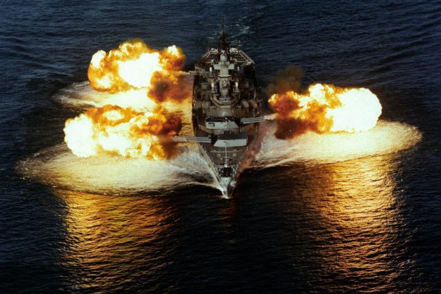 Quầng lửa phát sáng cả một vùng biển khi USS Iowa khai hỏa.