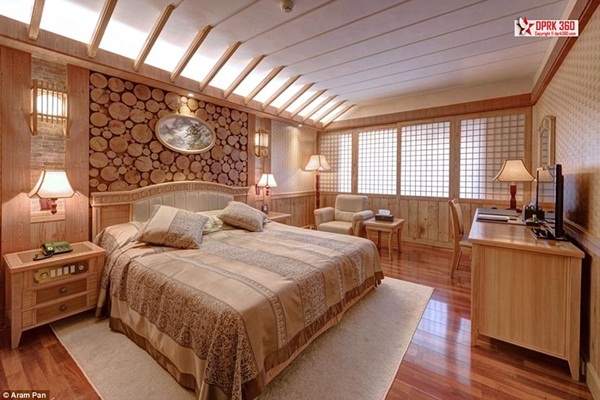 Phòng ngủ bằng gỗ sồi được thiết kế ấm cúng