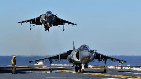 Máy bay chiến đấu trên tàu đổ bộ tấn công AV-8B Harrier II