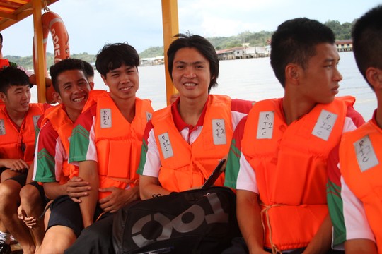 Tiếp đến, thầy trò HLV Graechen rủ nhau đi tham quan làng nổi Kampong Ayer cũng như du lịch một chuyến trên sông Kampong