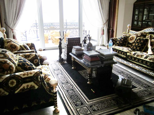 Phòng khách trong nhà làm người ta liên tưởng đến một cung điện nào đó ở châu Âu.