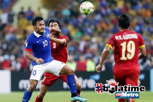 Safee Sali đã chơi rất quyết liệt và nhiều lần phạm lỗi với cầu thủ Việt Nam