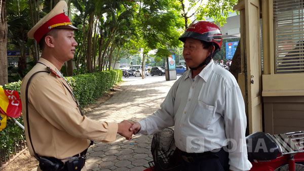 Anh Nguyễn Văn Mạnh đang cảm ơn các chiến sỹ CSGT (Trong ảnh Trung úy Hoàng Tuấn Anh bên trái)