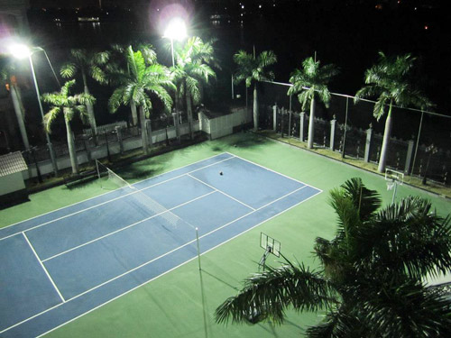 Sân bóng tennis vô cùng rộng rãi của tòa nhà.