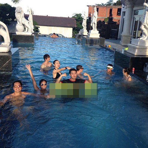 Đại gia đình chồng Tăng Thanh Hà thường có thói quen đi bơi vào dịp cuối tuần.