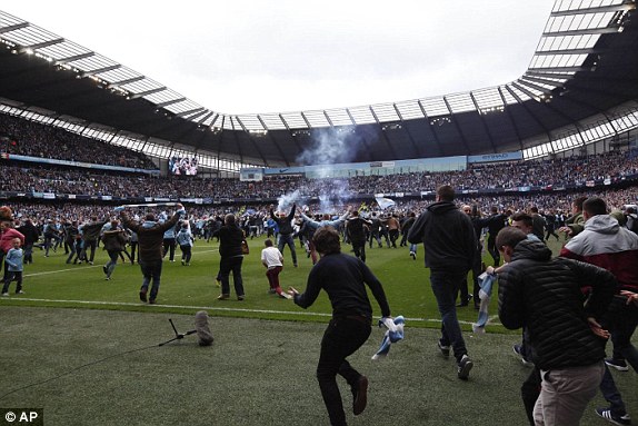 NHM Man City tràn vào sân ăn mừng chức vô địch Premier League 2013/14