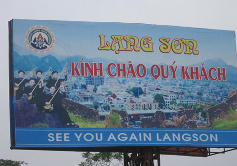 Tấm biển chào mừng này đã mắc phải lỗi logic khi tiếng Việt là chào mừng tới Lạng Sơn còn tiếng Anh lại là See you again (hẹn gặp lại)