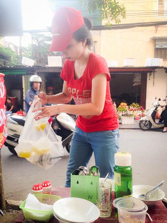 Học phí tại trường Ánh khá cao. Do đó, Ánh cũng muốn đi làm thêm để phần nào giảm đỡ gánh nặng tài chính lên vai cha mẹ.