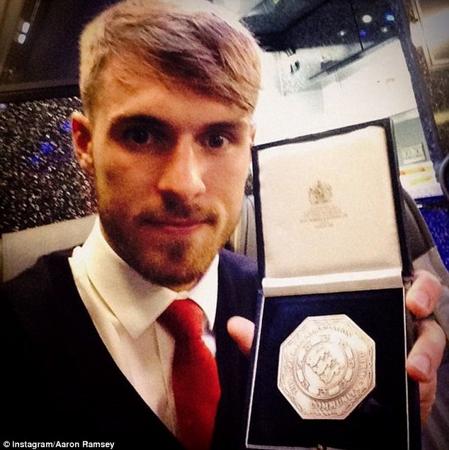 Aaron Ramsey khoe huy chương