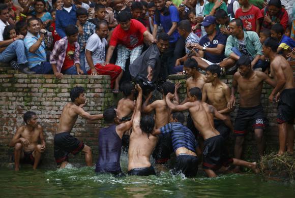 Đội chiến thắng trong lễ hội Deopokhari, được tổ chức tại Khokana, Nepal, đang kéo một con dê từ dưới nước lên. Trong lễ hội diễn ra thương fnieen này, một con dê còn sống được thả xuống hồ nước và độ chiến thắng là đội bắt và kéo được con dê lên đầu tiên. 