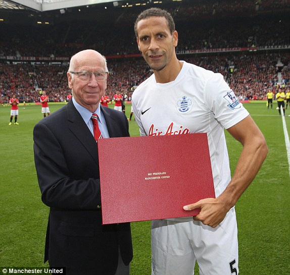 Sir Bobby Charlton trao chứng nhận Mãi mãi là Quỷ đỏ cho Rio Ferdinand, người đã chuyển đến QPR