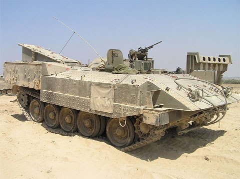 Xe bọc thép IDF Achzarit được Israel sản xuất dựa trên thiết kế của xe tăng T-54/T-55 của Liên Xô cũ. IDF Achzarit được sử dụng để vận chuyển binh sĩ và được trang bị một số loại súng có hỏa lực mạnh. Quân đội Israel hiện có 215 xe bóc thép này trong biên chế.