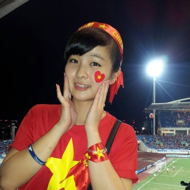 Nhật Lệ tới xem U19 Việt Nam thi đấu