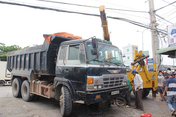 Lực lượng chức năng phải nâng xe ben lên mới đưa được thi thể nạn nhân ra ngoài