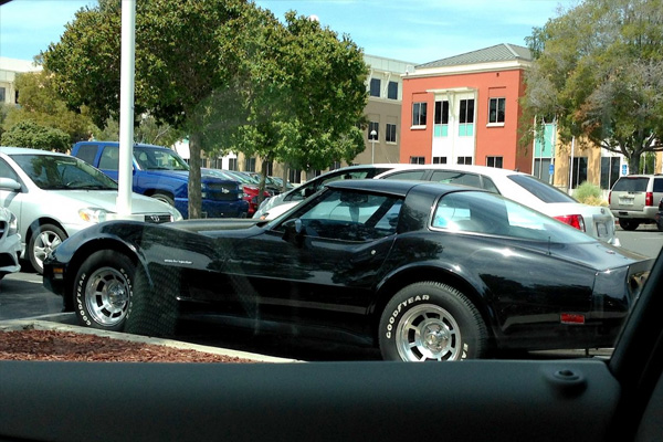 Chevy Corvette cổ từ những năm 1980.