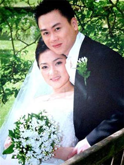 Sau khi làm xong nhiệm kỳ 2 năm hoa hậu, vào cuối năm 2006, Nguyễn Thị Huyền đột ngột mất tích. Lúc này cô đã đi du học ở Anh được 1 năm. Khoảng thời gian này dấy lên tin đồn cô lấy chồng.