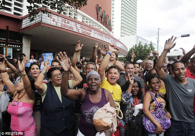 Người dân Havana đổ ra đường, hòa vào không khí vui chung của dân tộc.