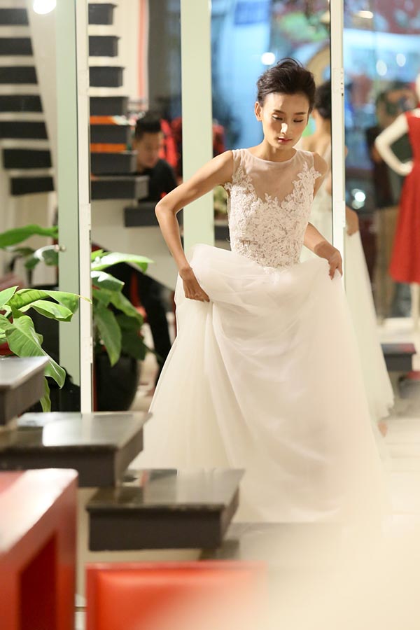 Hình ảnh chụp đằng trước và đằng sau váy cưới của Lê Thuý.