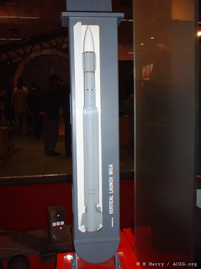 Hệ thống VL MICA có ưu điểm đó là bắn trong mọi điều kiện thời tiết, tấn công nhiều mục tiêu và đặc biệt nhất là khả năng “bắn và quên”. Tên lửa MICA có khối lượng 112kg gồm hai phiên bản: Phiên bản sử dụng radar chủ động MICA RF ra mắt năm 1996 và phiên bản đầu dò ảnh nhiệt MICA IR ra mắt năm 2000. 