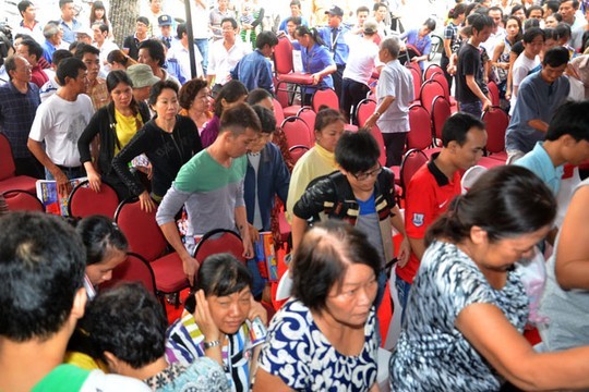 Khách hàng tràn vào trung tâm sau khi ban tổ chức thông báo bắt đầu chương trình ưu đãi.