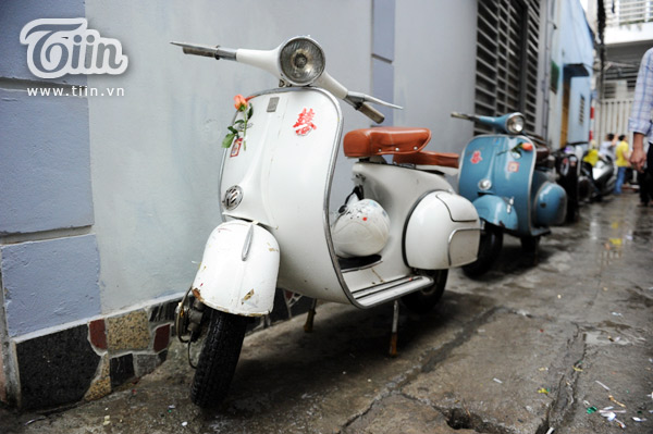 Chuyện tình xê dịch của cặp đôi rước dâu bằng vespa cổ