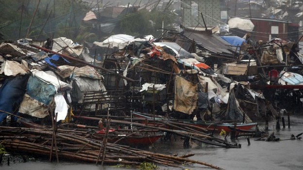 Gió mạnh tàn phá các ngôi nhà tại một khu ổ chuột ở Manila.