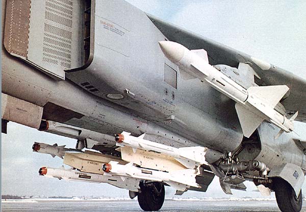 Tên lửa R-60 gắn dưới bụng máy bay MiG-23