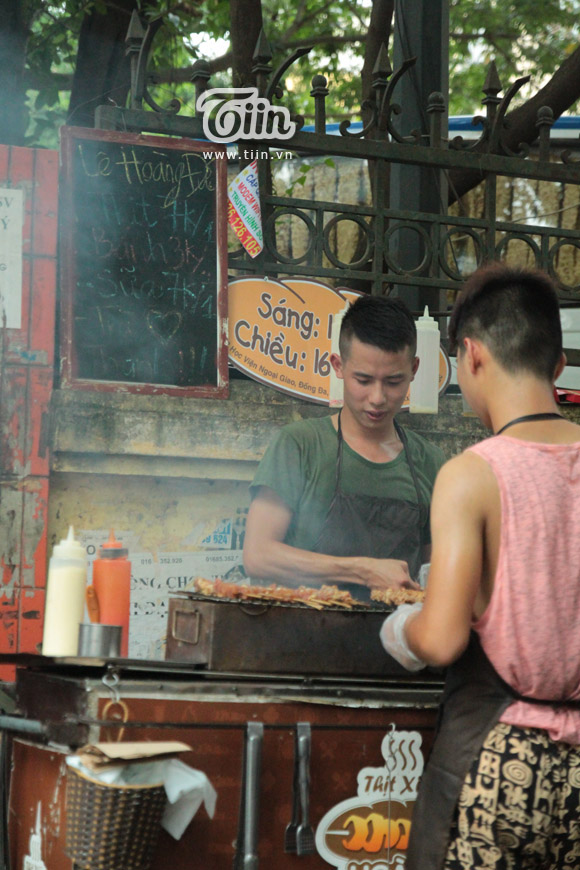 Chủ quán thịt xiên đẹp trai Gặp khó khăn vì được biết đến nhiều trên mạng