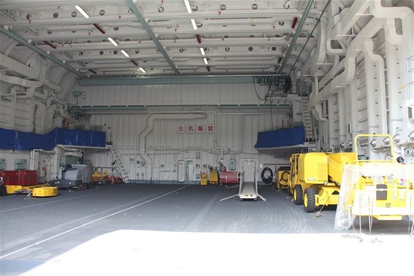 Khoang chứa máy bay trên tàu sân bay Hyuga