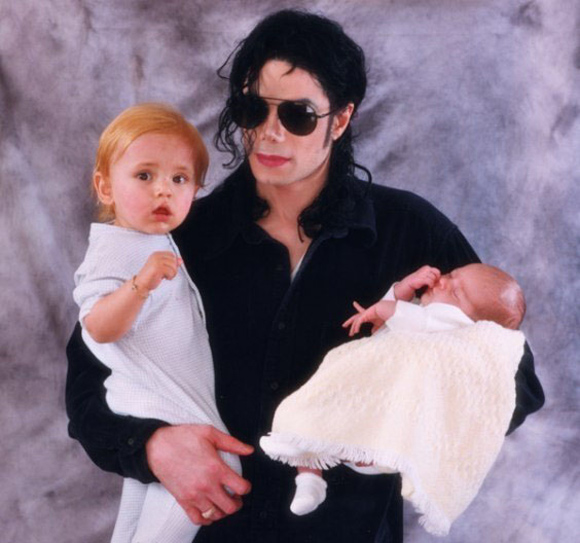 Loạt ảnh hiếm mới công bố của Michael Jackson bên 2 con