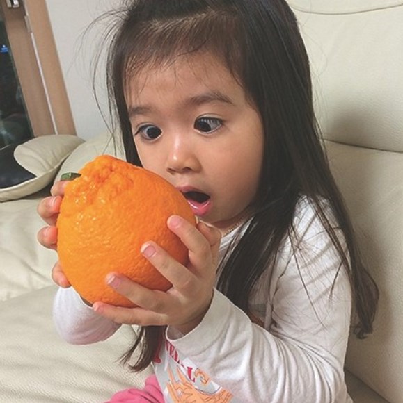 Choáng Cô bé lai 4 tuổi biết nói 4 ngôn ngữ