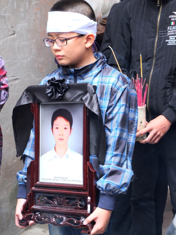Bạn gái DJ trẻ tử nạn trong vụ “xe điên” ở Hà Nội khóc ngất trong đám tang 4