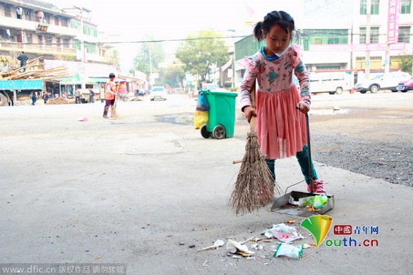 Công nhân vệ sinh ‘nhí’ quét rác trên đường phố