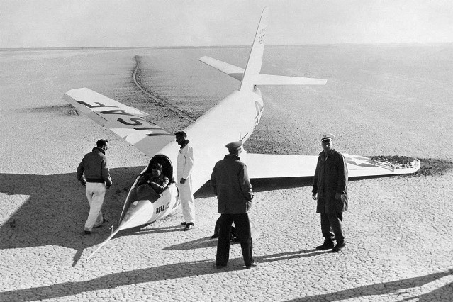 Bell X-2 là máy bay Mỹ đầu tiên được trang bị một động cơ tên lửa. Năm 1956, chiếc máy bay đạt độ cao 38.400 m với tốc độ lên tới 3.2M.