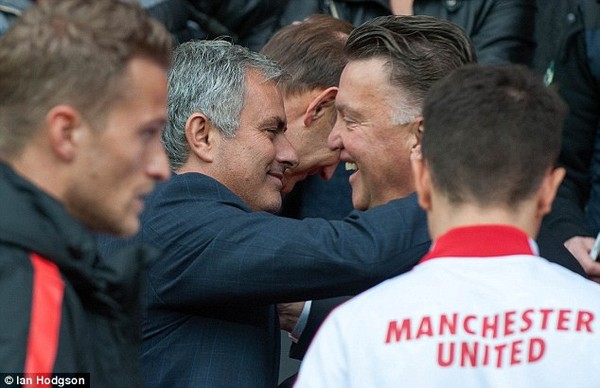 Bỏ qua vẻ lạnh lùng, Mourinho ôm chầm lấy thầy cũ Louis Van Gaal 4