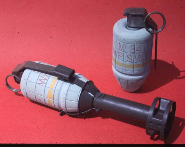 М34 là biến thể cải tiến của M15. Đây là loại lựu đạn an toàn cho người sử dụng bởi nó có kết cấu đường gân dễ cầm nắm