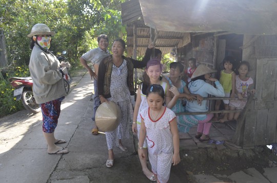 Người dân địa phương kéo đến nhà chị Nguyễn Thị Phượng để được tận mắt xem con cá lạ