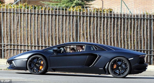 Chiếc Lamborghini Aventador trị giá hơn 300.000 euro của Ronaldo