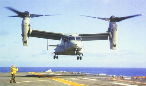 Máy bay vận tải cảnh quạt nghiêng MV-22 Osprey hạ cánh trên tàu đổ bộ lớp Wasp