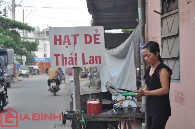 Sau gần tháng chăm sóc cho con trai, chị Liên bắt đầu lại công việc mưu sinh để kiếm tiền lo cho con