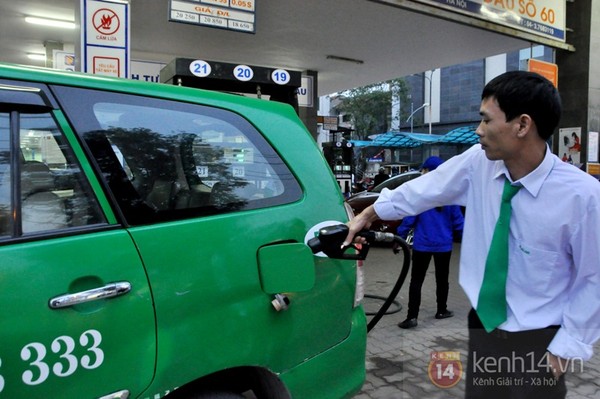 Hà Nội: Lần đầu tiên, người dân được tự bơm khi mua xăng 4