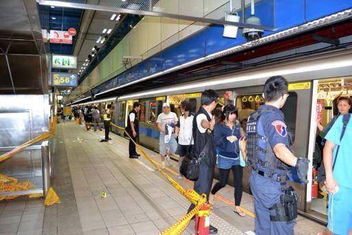 Hiện trường vụ tấn công bằng dao kinh hoàng khiến 4 người chết trên tàu điện ngầm Đài Loan 4
