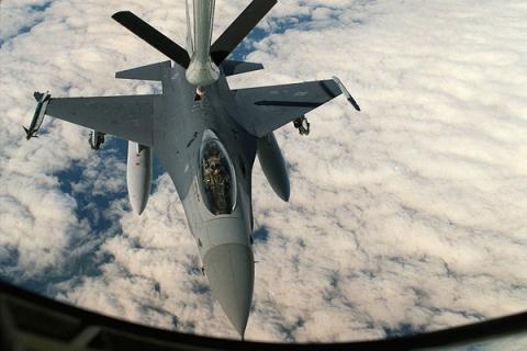 Máy bay tiêm kích F-16 của Mỹ ,1993. Ảnh Richard Shenwald/AP 